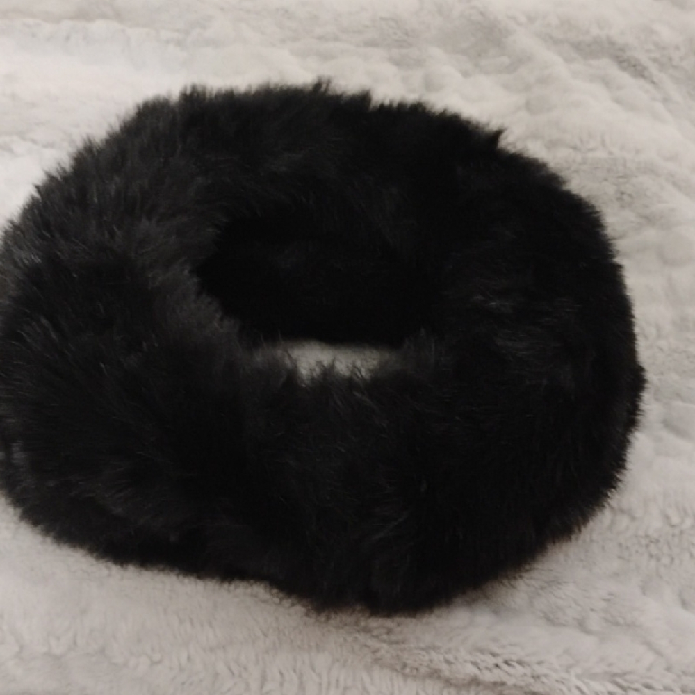 Elegant Black Faux Fur Scarf